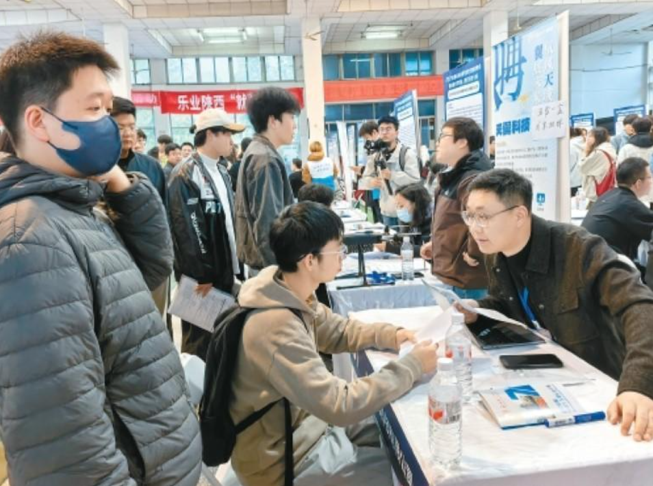 陕西西安市高校毕业生巡回招聘会低空经济专场举行 143家企业提供6500余个就业岗位